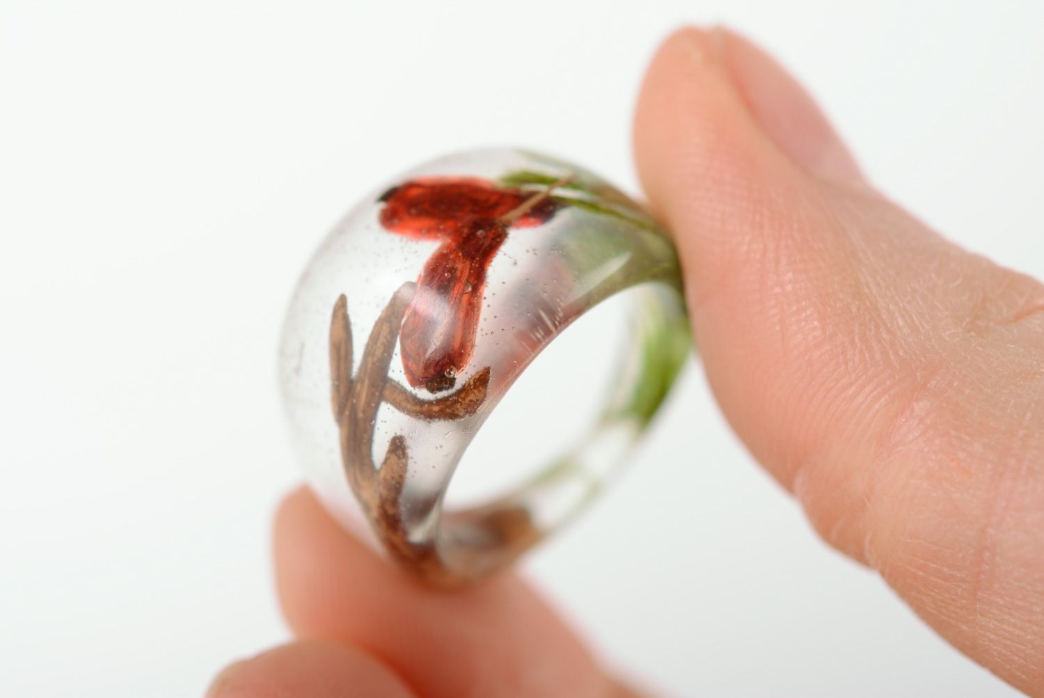 Кольцо с живыми растениями барбарисом прозрачное из эпоксидки фото 2