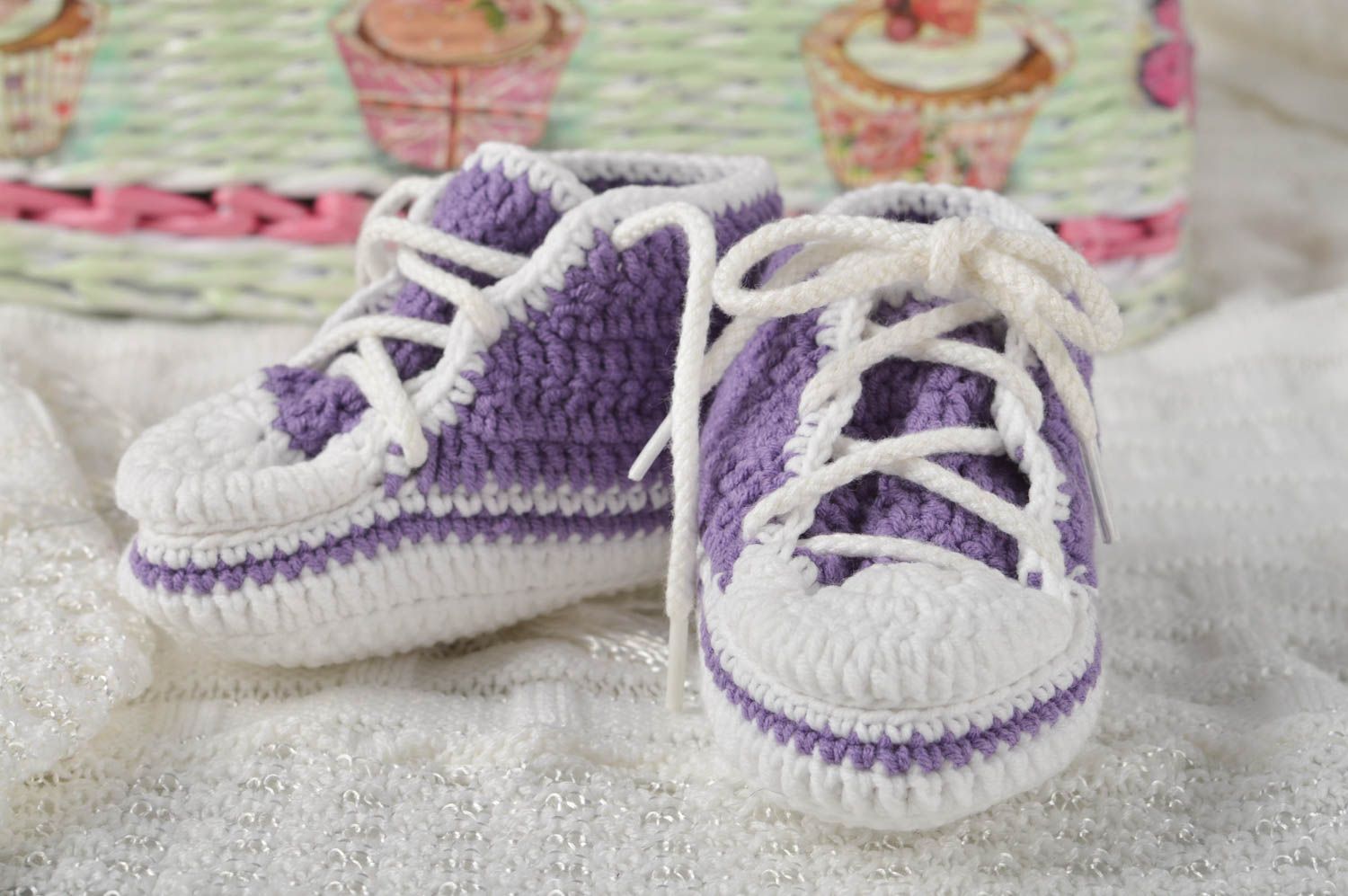 Вязаные кроссовки ручной работы пинетки крючком вязаные пинетки фиолетовые фото 1