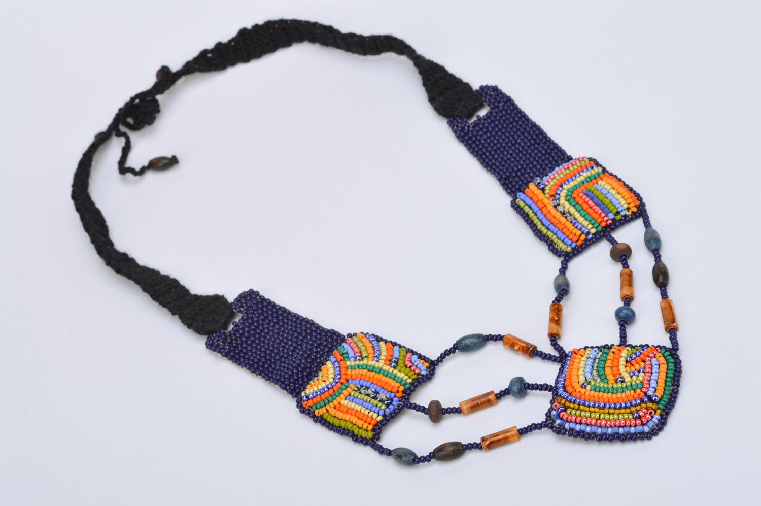Collar de abalorios étnico sobre cuero multicolor artesanal  foto 2