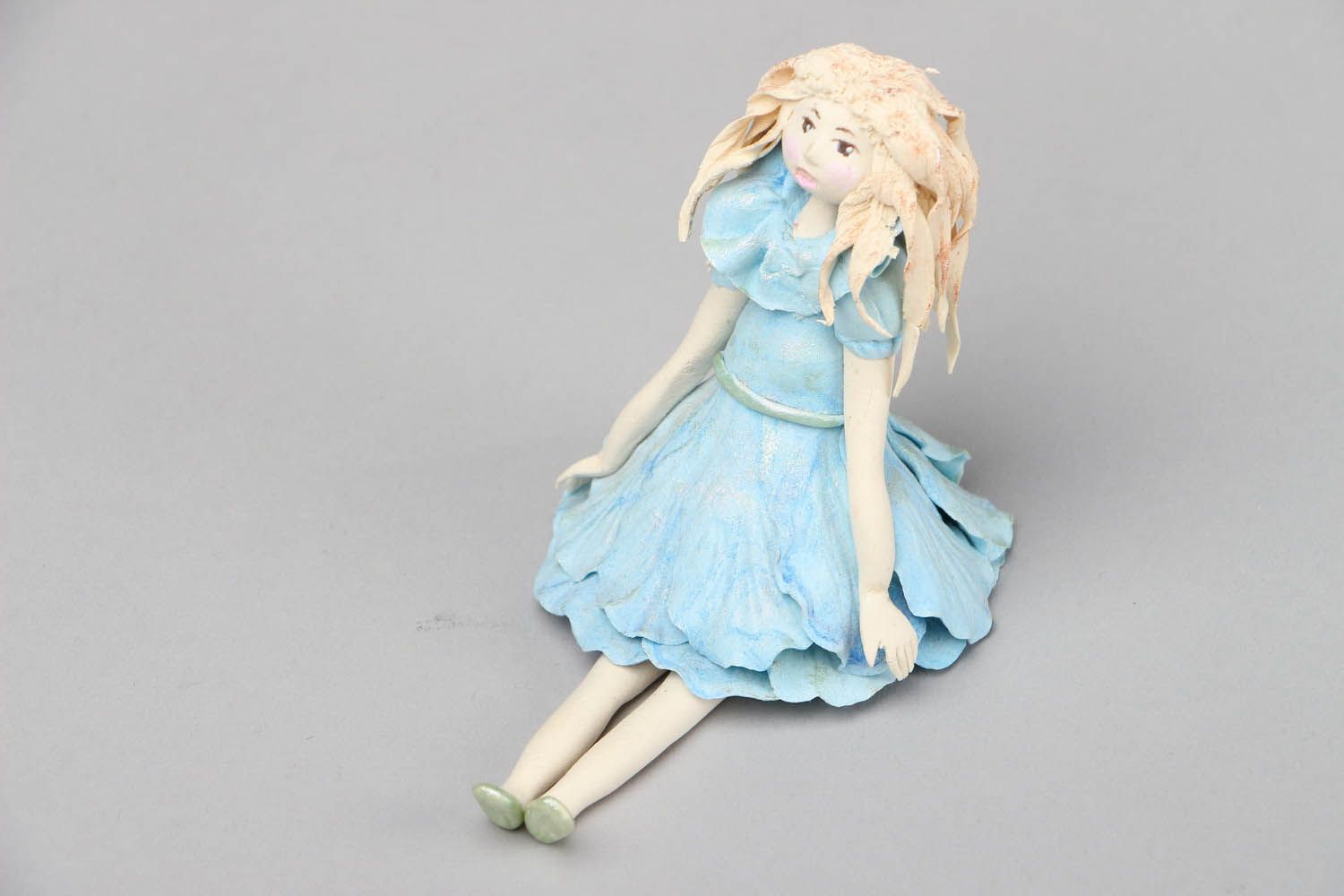 Spielzeug-Puppe im blauen Kleid foto 1