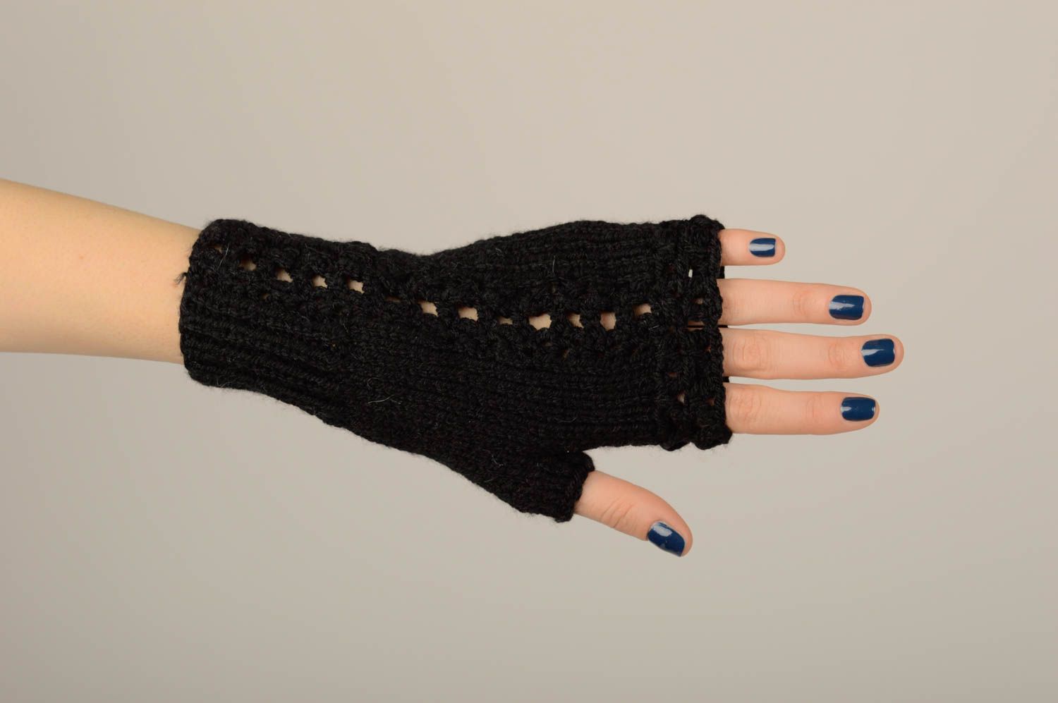 Mitaines fait main Gants sans doigts noirs tricotés design Accessoire femme photo 2