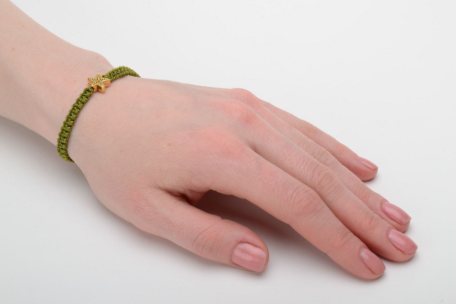 Grünes handgemachtes Armband aus Fäden mit goldenem Stern aus Metall für Damen  foto 2