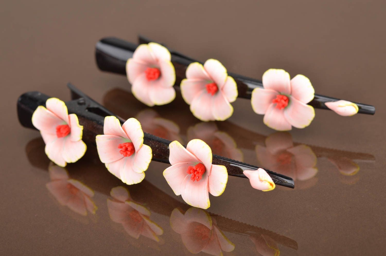 Pinzas de pelo con flores de arcilla polimérica set de 2 accesorios artesanales foto 5