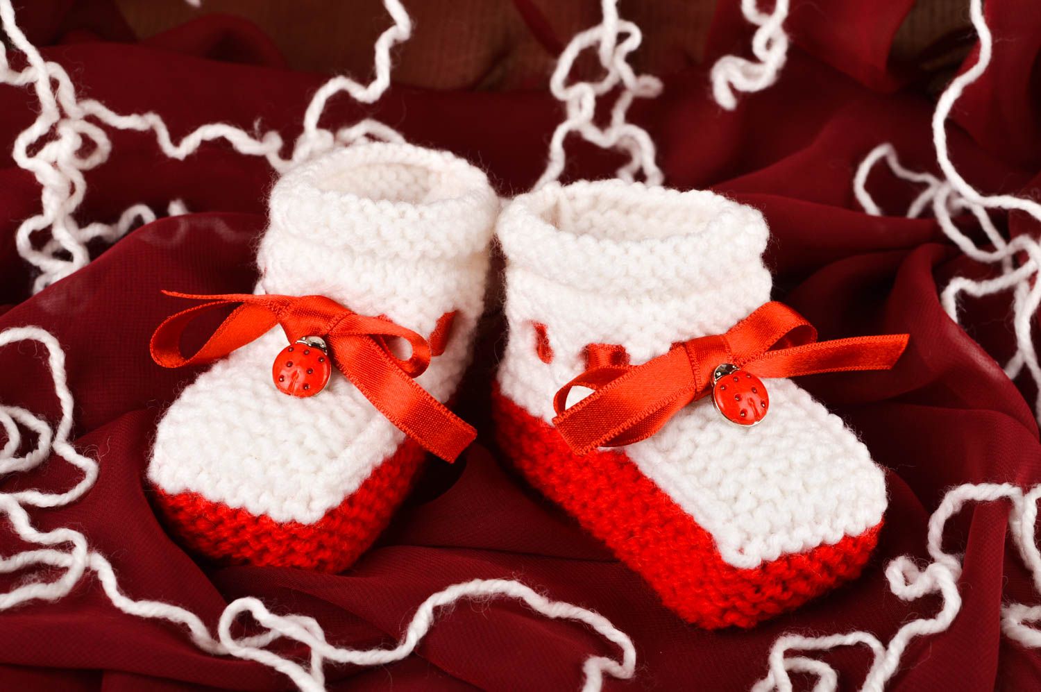 Chaussons bébé fille faits main Chaussures bébé blanc-rouge tricotés Cadeau bébé photo 1