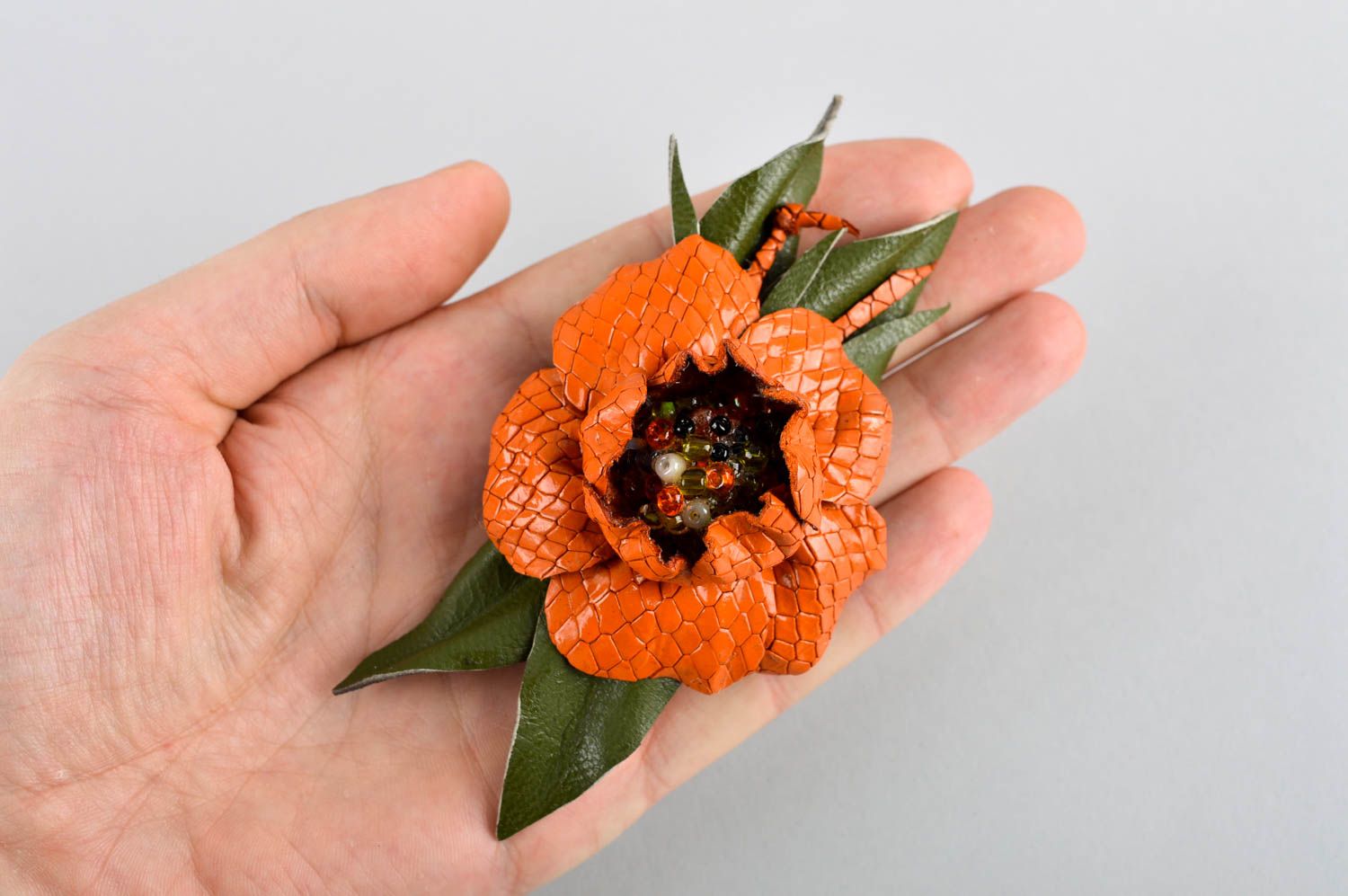 Авторская бижутерия ручной работы красивая брошь в виде цветка брошь из кожи фото 5