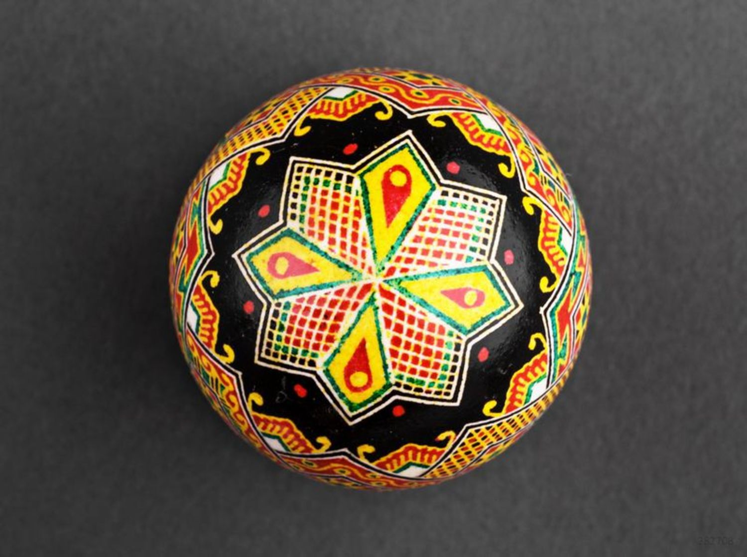Pysanka da collezione dipinta a mano L'uovo decorativo con l'ornamento
 foto 3