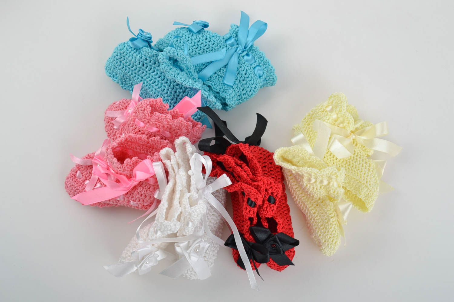 Lot de chaussons de bébé tricotés en coton faits main avec rubans 5 paires photo 2