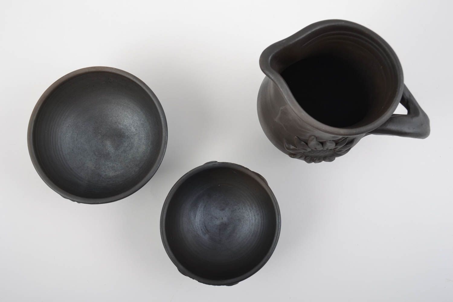 Глиняная посуда набор из трех изделий кувшин и пиалы черные ручной работы фото 2