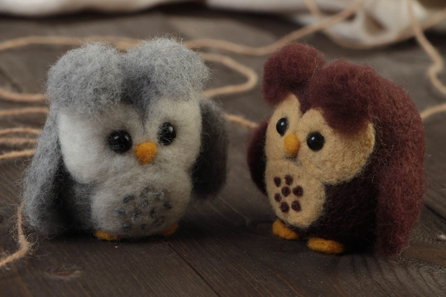 Deux jouets hiboux brun et gris en laine naturelle feutrée faits main originaux photo 1