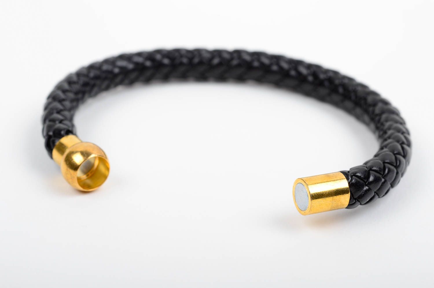 Оригинальный плетеный браслет из кожзама ручной работы с застежкой на магните фото 4