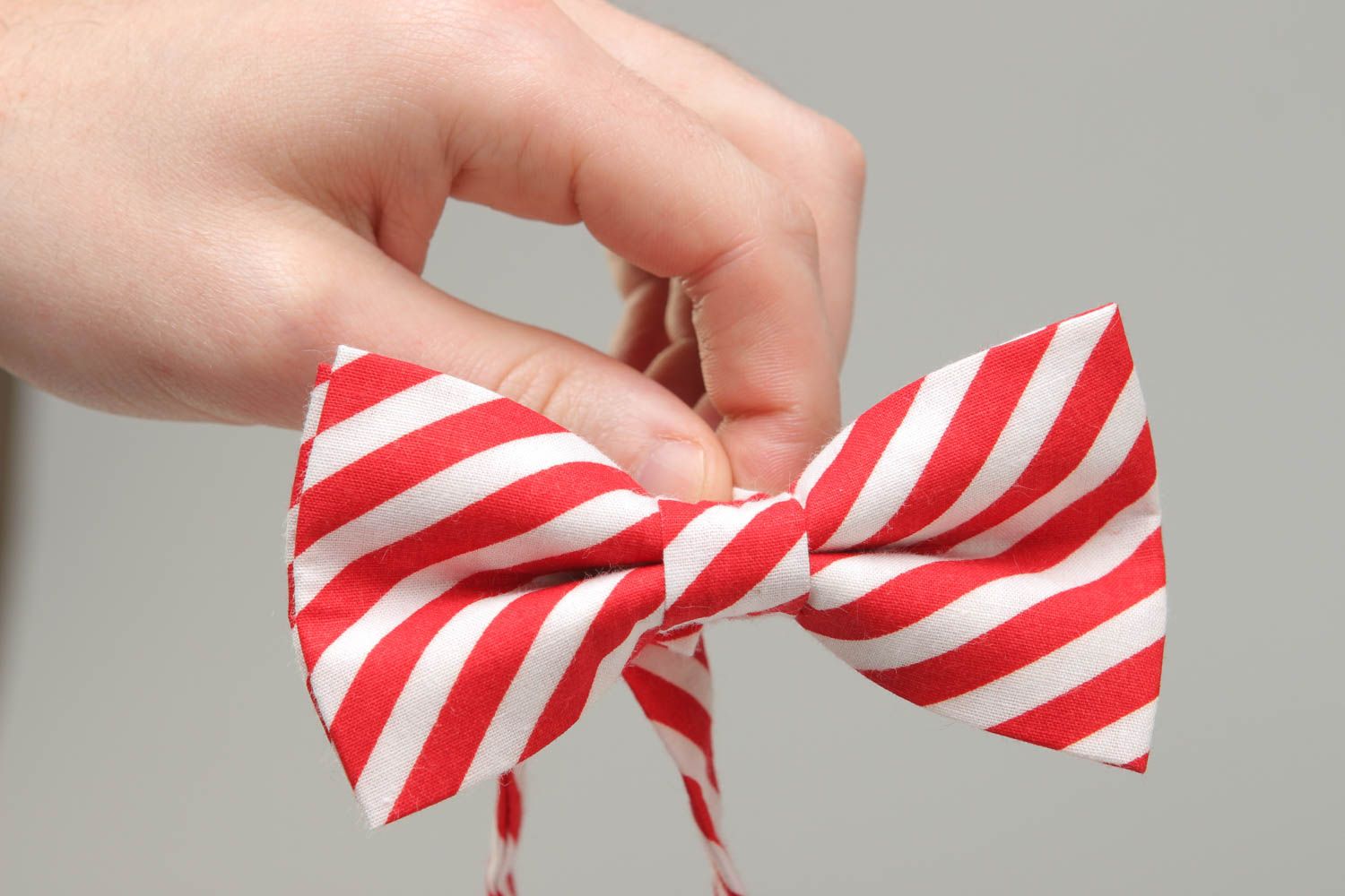 Текстильный галстук-бабочка из хлопка белый в красную полоску фото 4