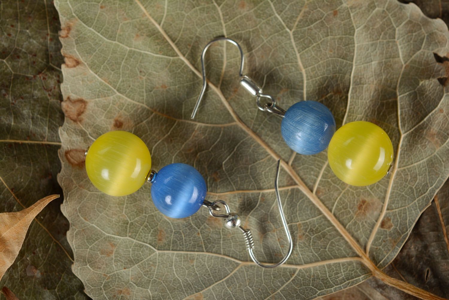 Brincos artesanais com pedras naturais em cores de amarelo-azuis  foto 4