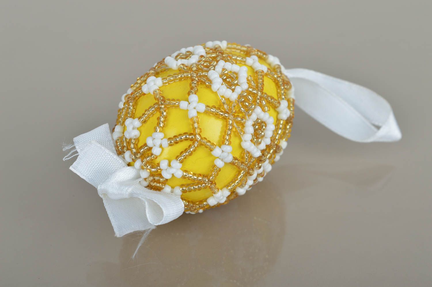 Пасхальное яйцо ручной работы яйцо из бисера пасхальный декор желтое подвеска фото 2