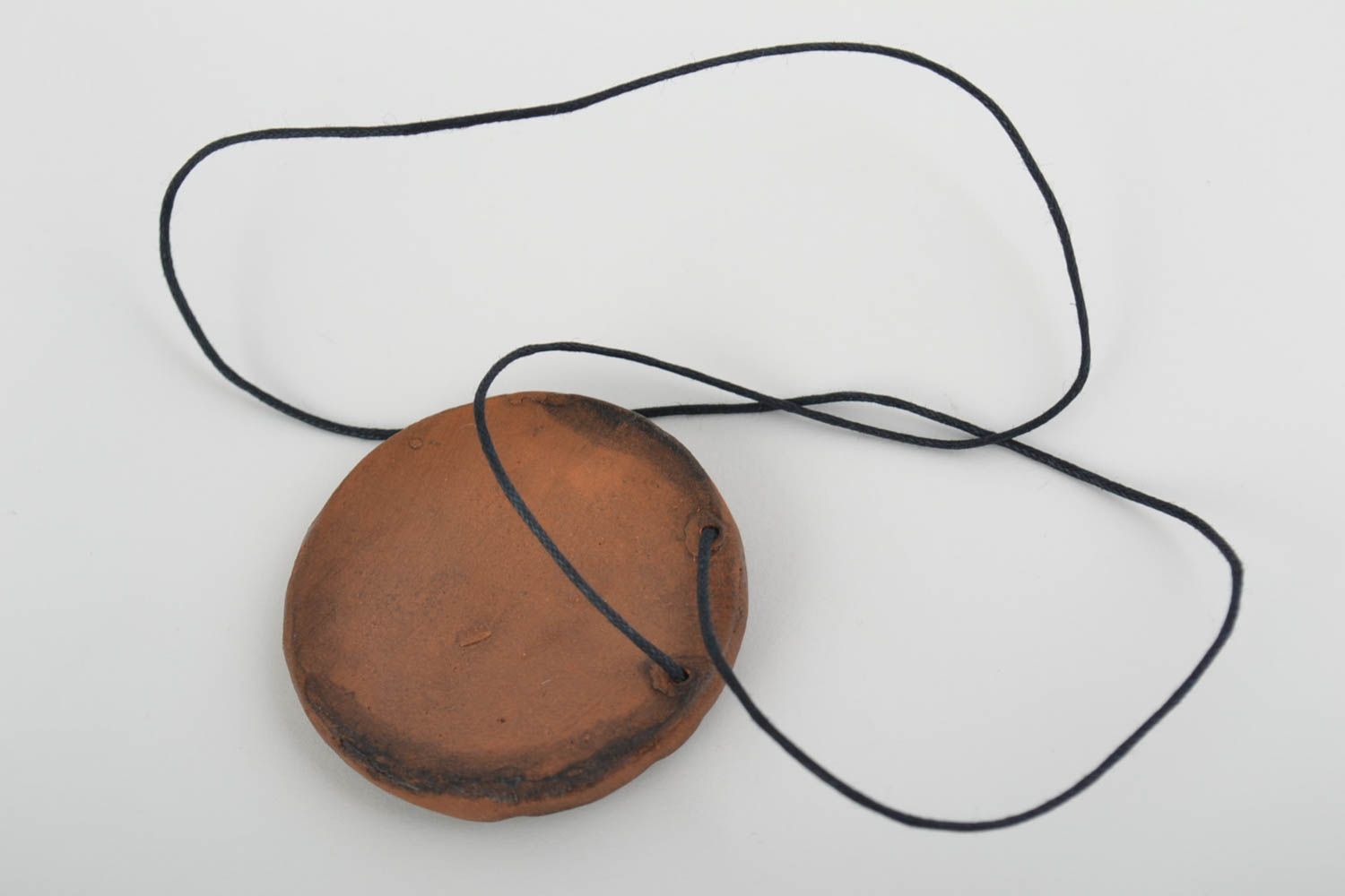 Pendentif d'argile fait main rond marron de style ethnique sur cordon noir photo 3