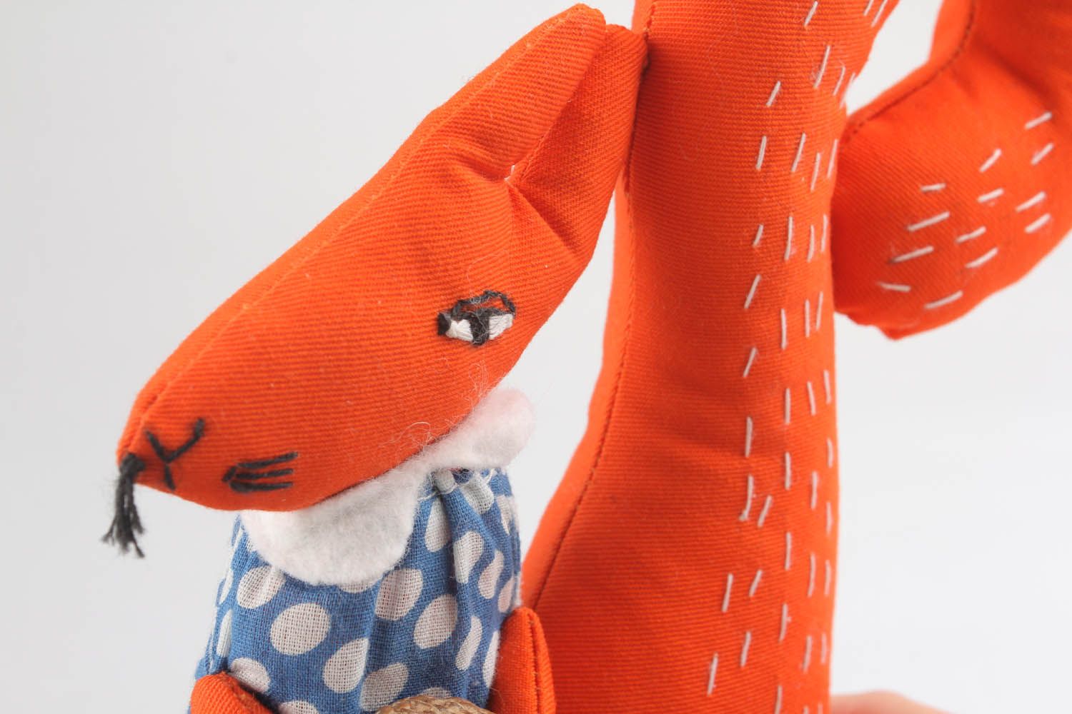 Brinquedo macio têxtil feito à mão de tecido para decoração do interior de materiais naturais Esquilo foto 2