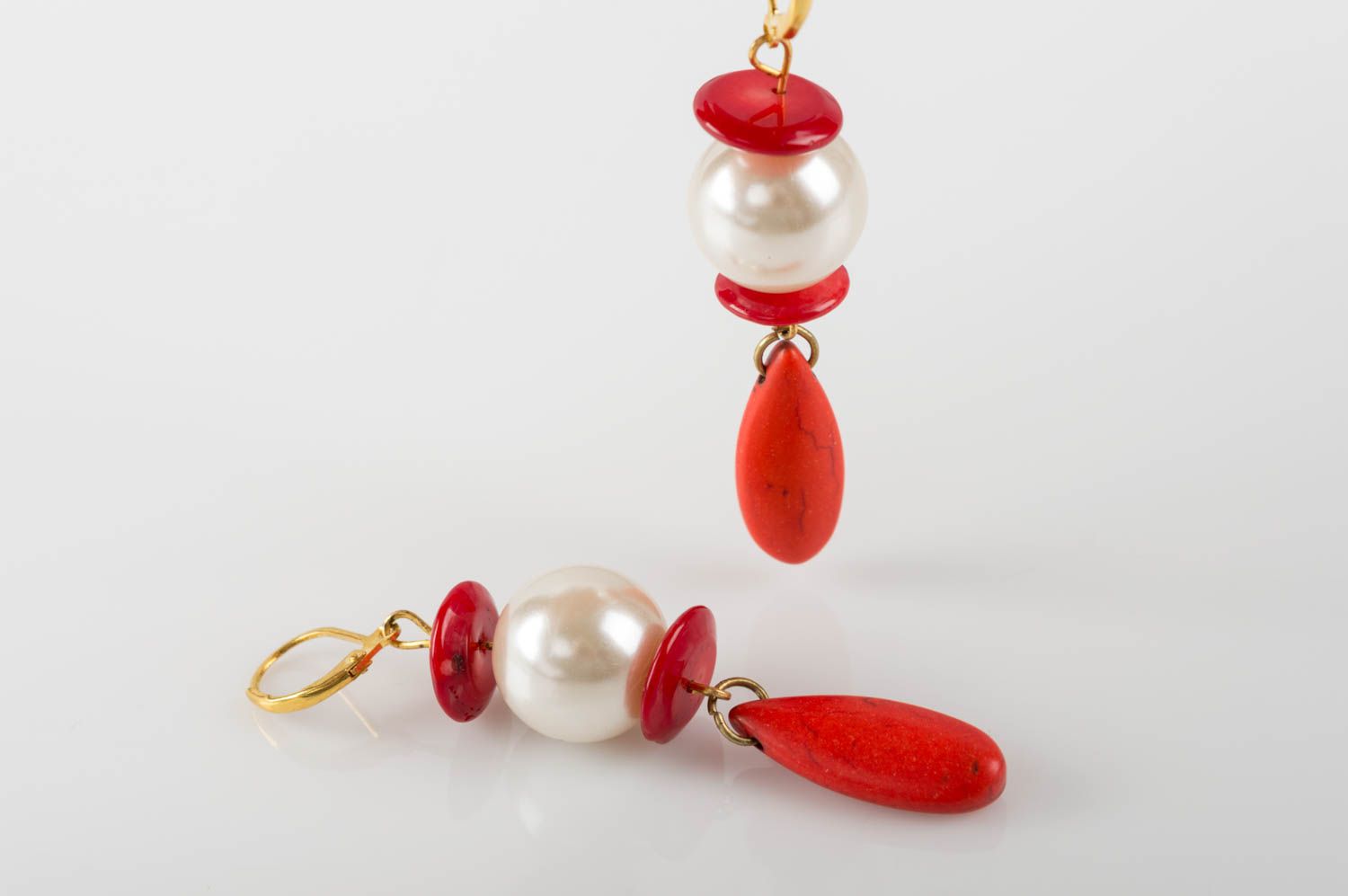 Женские серьги ручной работы из бусин и натурального камня красные с белым фото 5