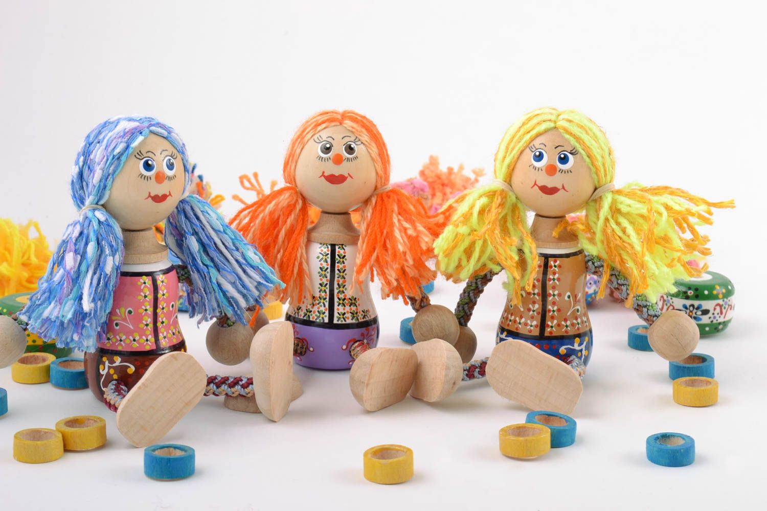 Деревянные эко игрушки подружки 3 штуки расписанные красками ручной работы фото 1