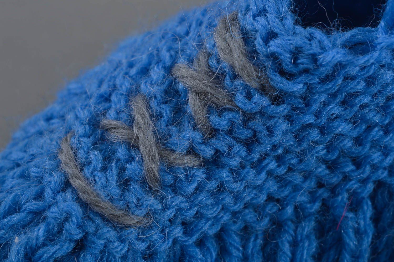 Chaussons de bébé tricotés avec des aiguilles faits main bleus pour garçon  photo 3