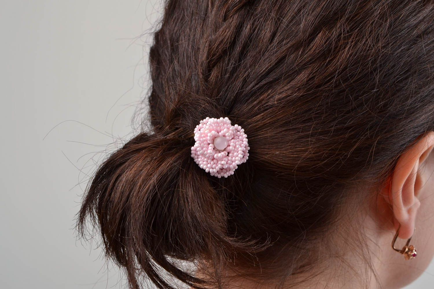 Épingle à cheveux faite main avec fleur en perles de rocaille accessoire rose photo 2
