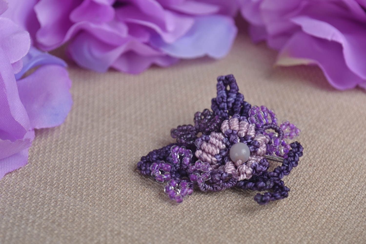 Broche fleur violette Bijou fait main en macramé originale Cadeau femme photo 1
