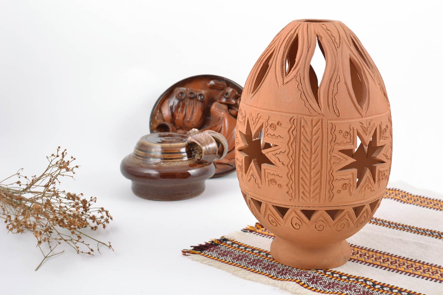 Petit vase en céramique en forme d'oeuf ajouré brun fait main décoratif photo 1
