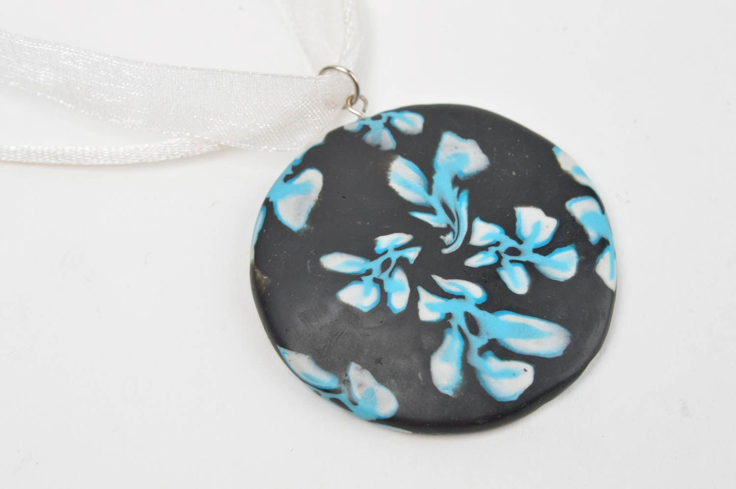 Pendentif rond en pâte polymère noir avec fleurs bleues fait main sur ruban photo 2