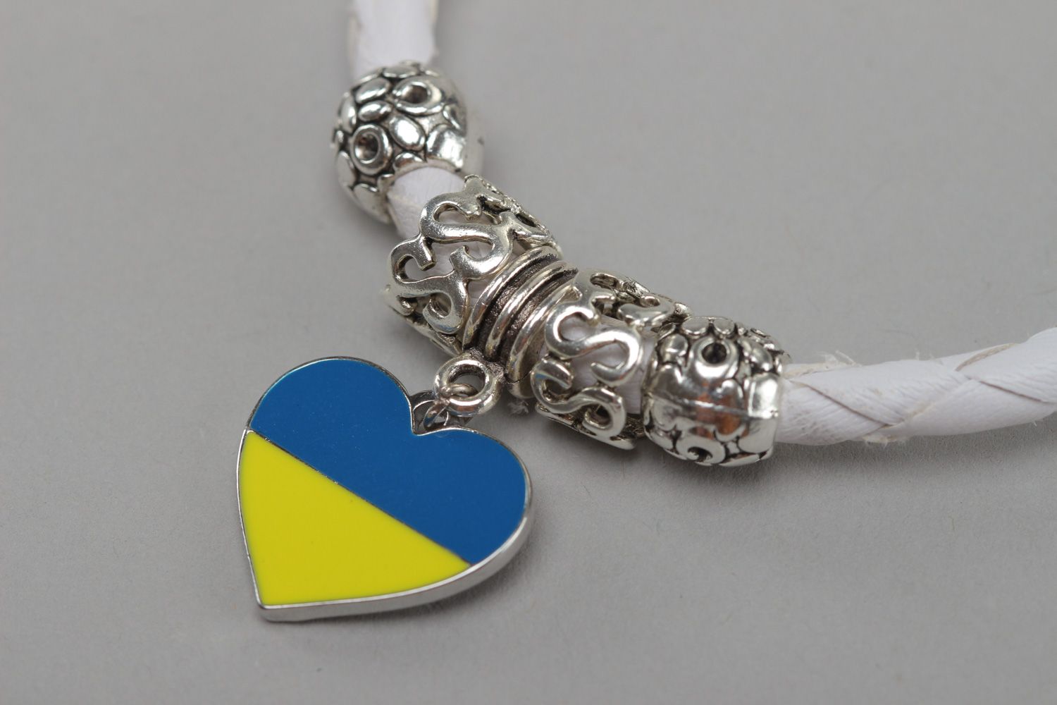 Pulsera artesanal de polipiel con un colgante corazón artesanal Amo a Ucrania foto 3