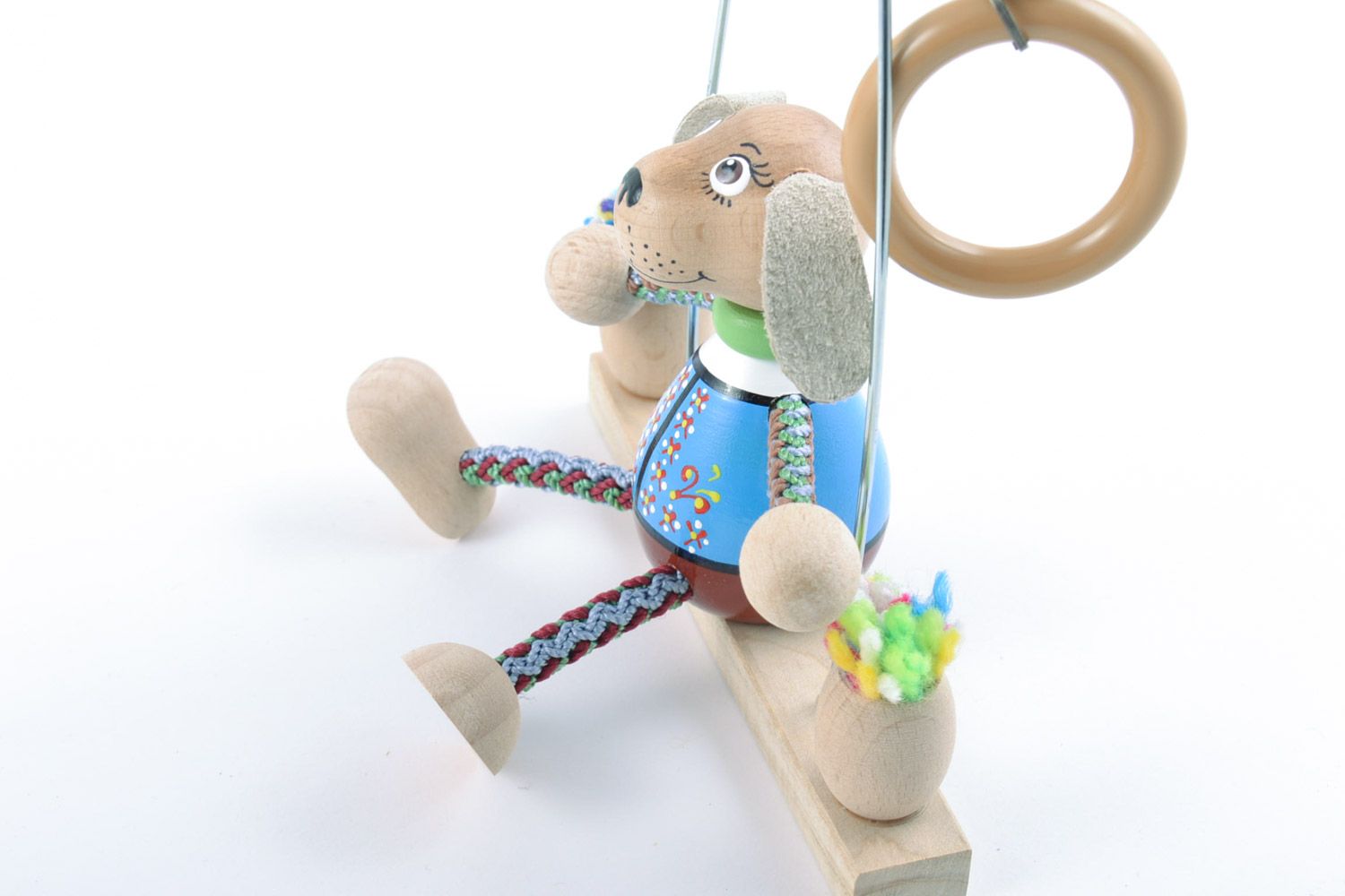 Öko Spielzeug aus Holz Hund auf Bank von Handarbeit mit Bemalung für Kinder foto 4