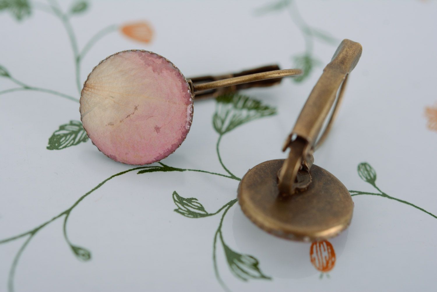 Розовые круглые серьги из эпоксидной смолы и лепестков ручной работы женские фото 3