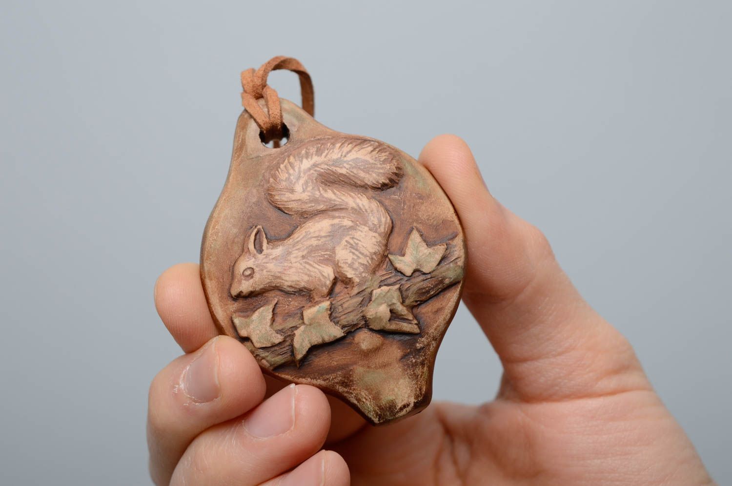 Ciondolo in ceramica fischietto fatto a mano pendente etnico in ceramica 
 foto 3