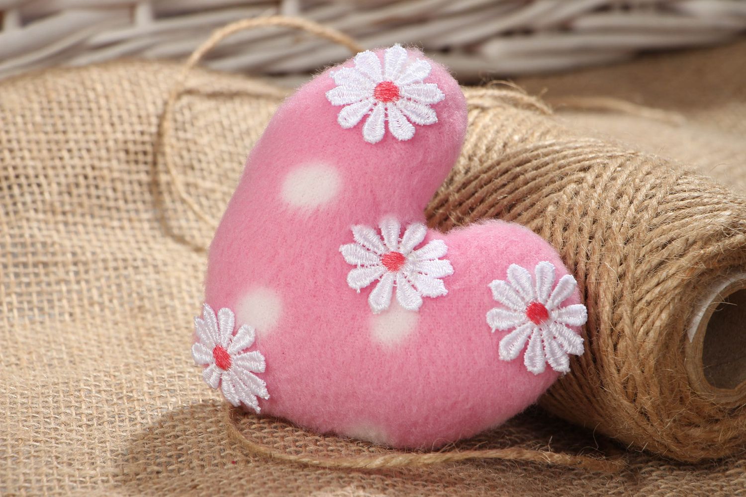 Porta aghi fatto a mano di pile a forma di cuore rosato con fiori belli
 foto 1