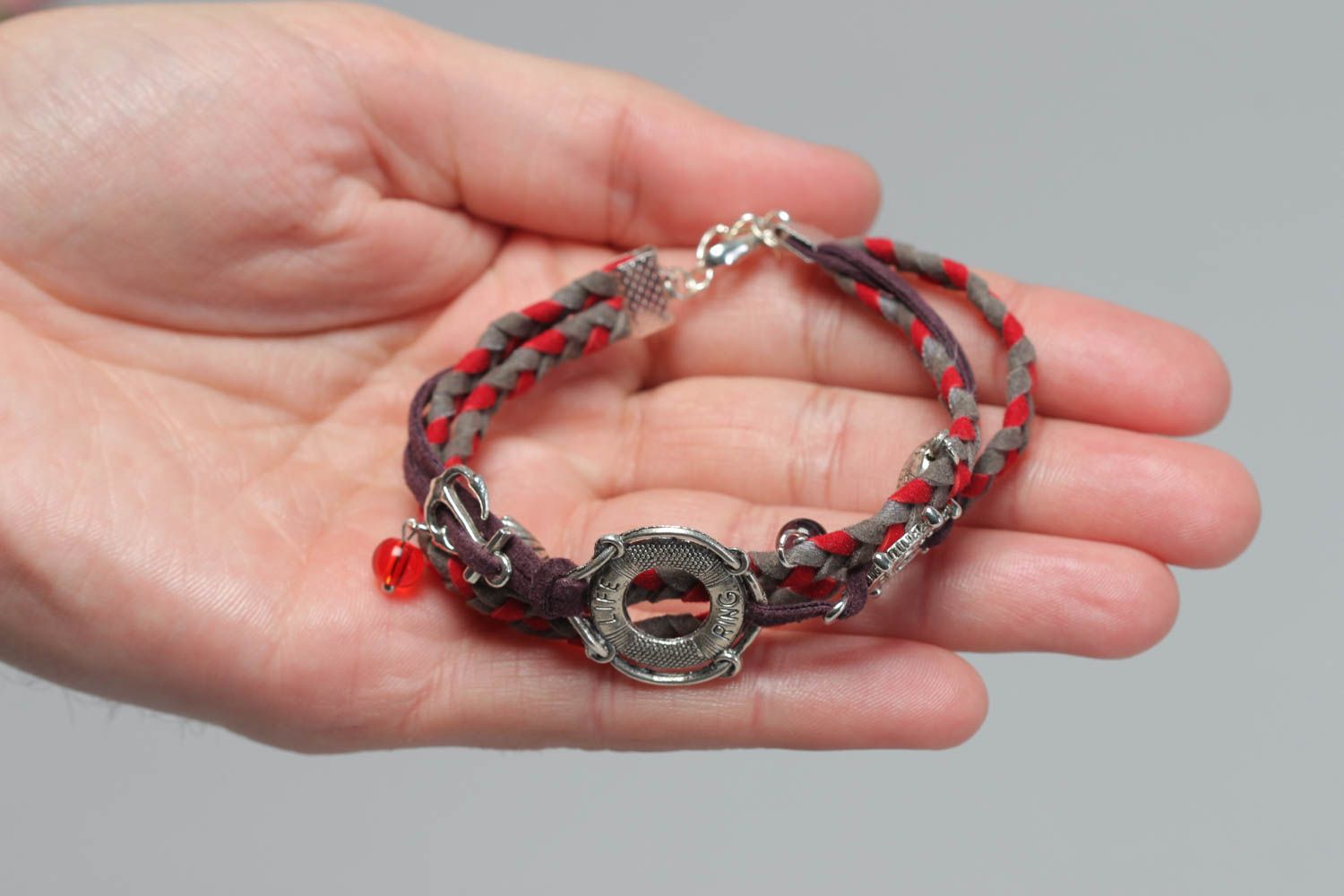 Bracelet en cuir tressé fin rouge-gris avec éléments métalliques fait main photo 4