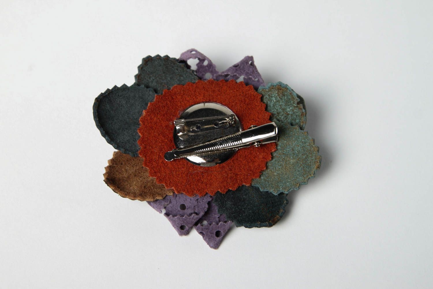 Spilla a forma di fiore fatta a mano fermaglio originale di cuoio naturale
 foto 5