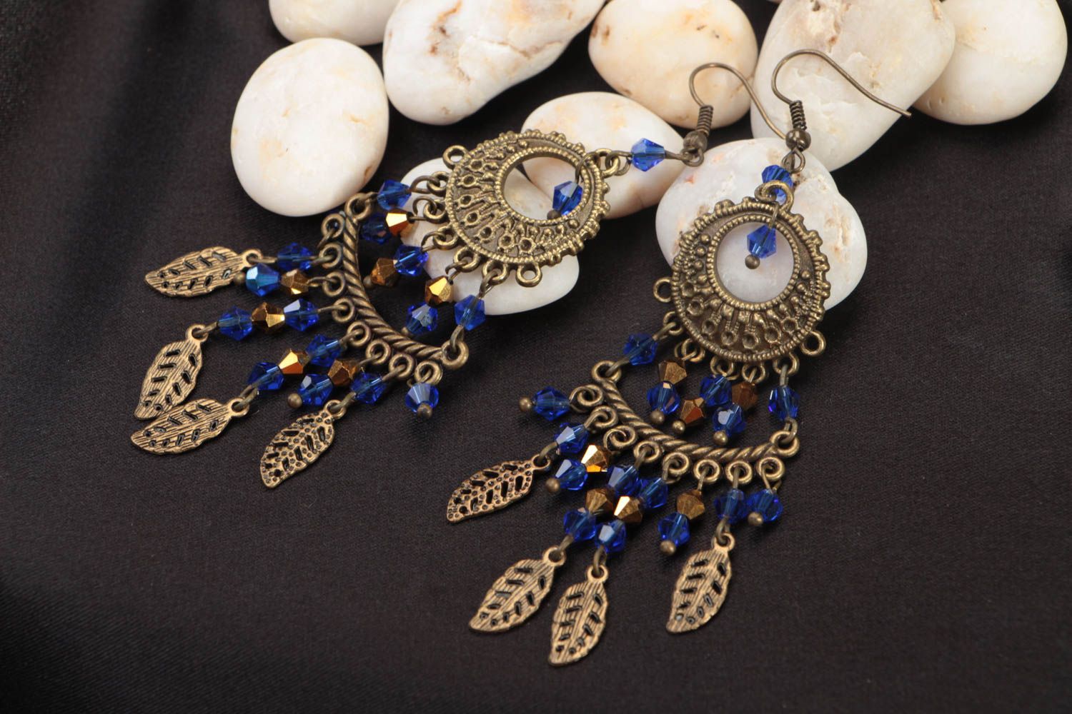 Boucles d'oreilles en bronze et perles de cristal bleues faites main longues photo 1