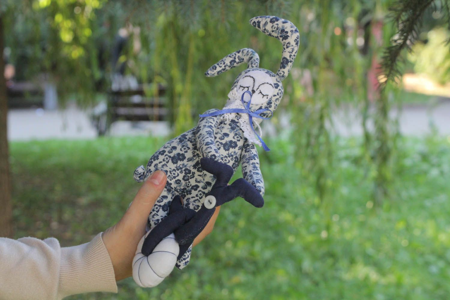 Brinquedo macio feito à mão de algodão e preenchido com hollowfiber Coelho em uma bicicleta foto 5