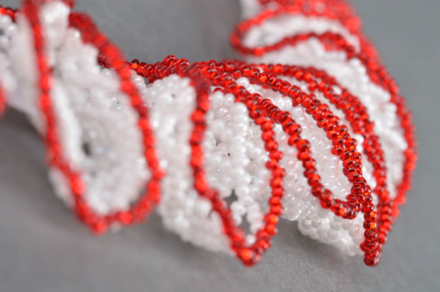 Ajour Collier aus Glasperlen rot mit weiß handgefertigt feierlich prächtig toll foto 4