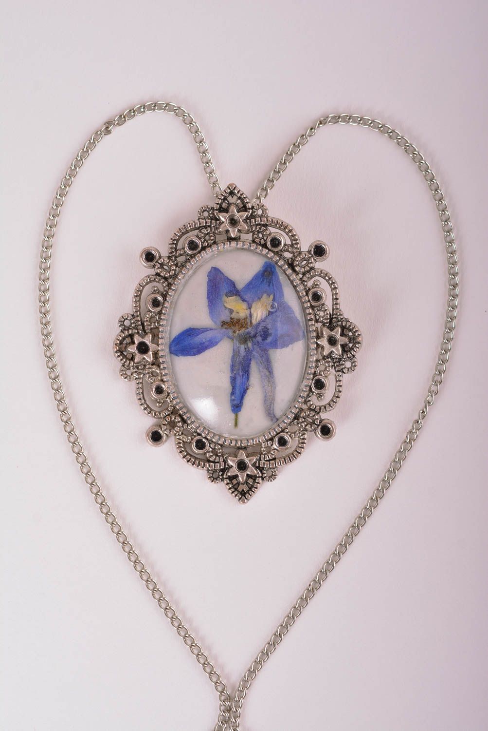 Pendentif métal résine époxy Bijou fait main fleur vintage bleu Accessoire femme photo 2