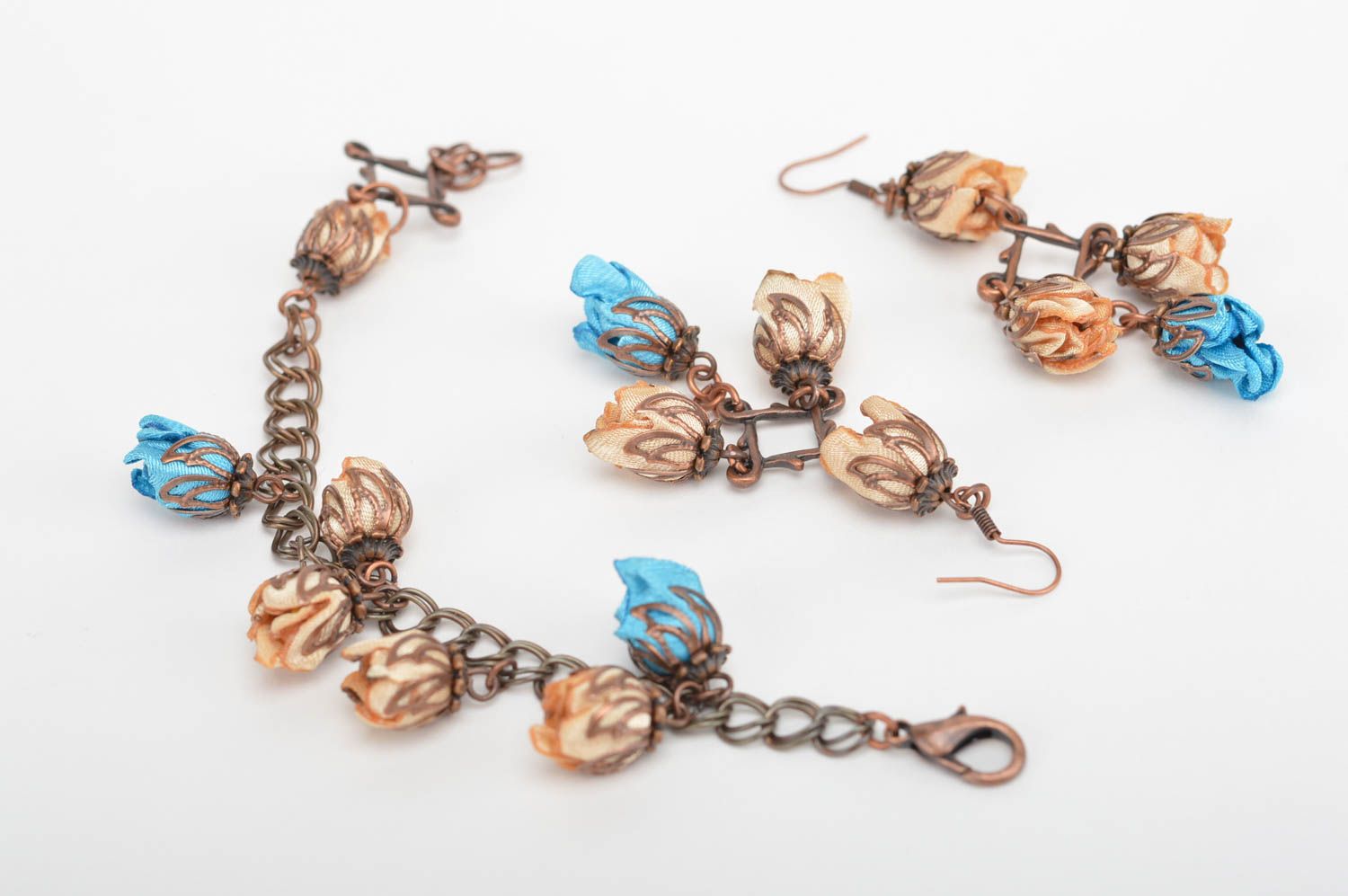 Parure bijoux Bracelet fait main Boucles d'oreilles pendantes fleurs beige bleu photo 4