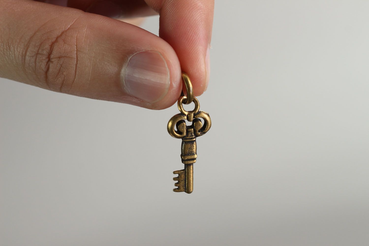 Colgante de bronce en forma de una llave foto 4