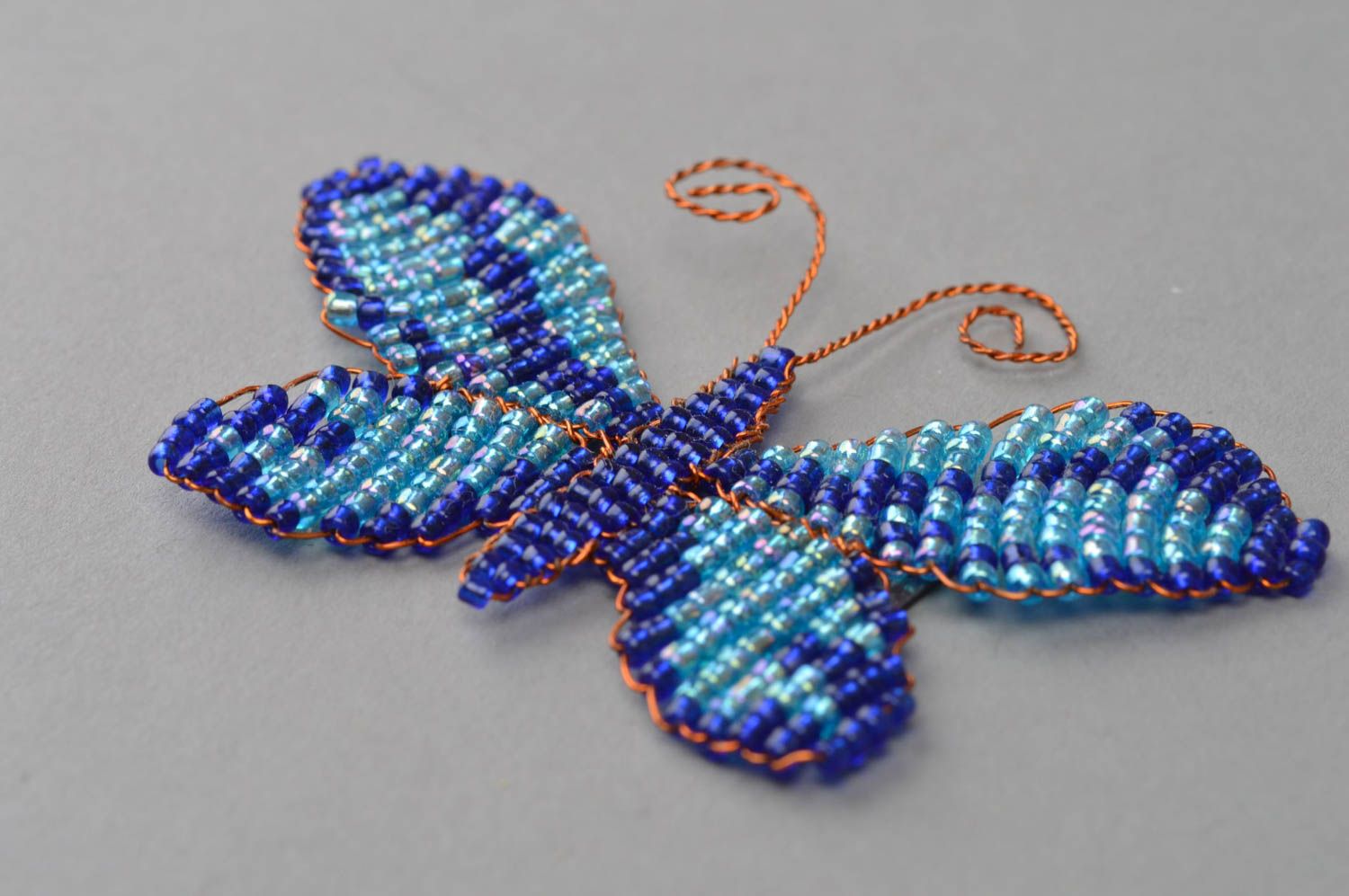 Petit aimant papillon bleu décor original en perles de rocaille fait main  photo 3