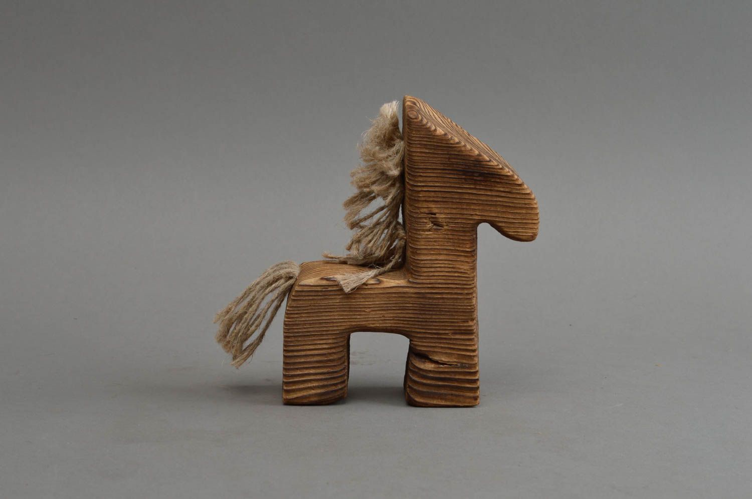 Originelle geschnitzte handgemachte Figurine aus Holz Pferdchen mit Metall foto 3
