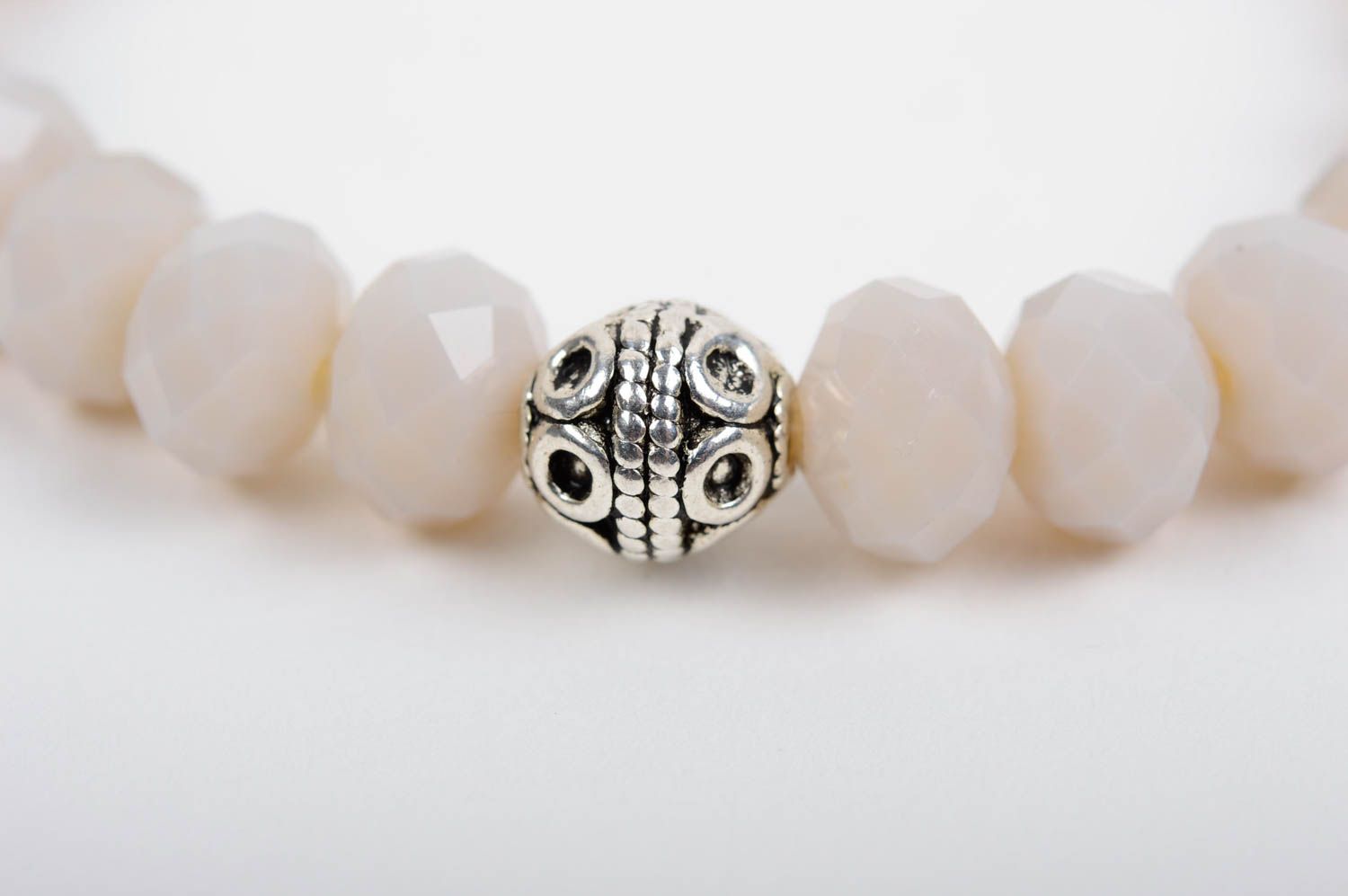 Bracelet blanc perles en cristaux tchèques fait main bijou original pour femme photo 4