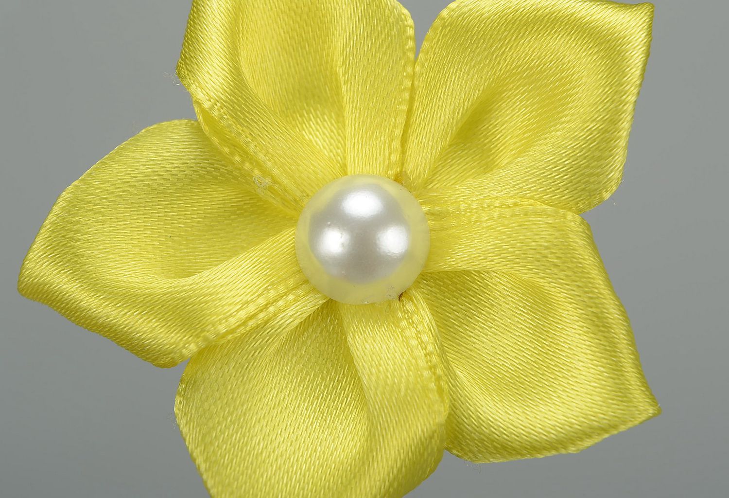 Horquilla decorativa Flor amarilla de raso y base de metal   foto 1
