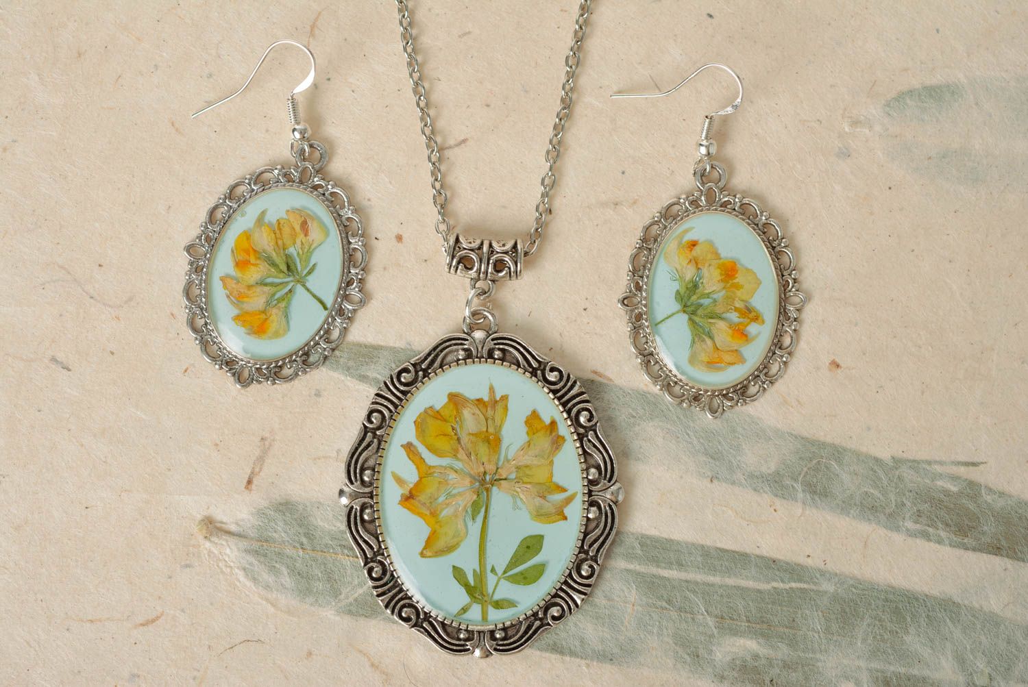 Handmade pendant and earrings jewelry set with real flowers and epoxy coating photo 1