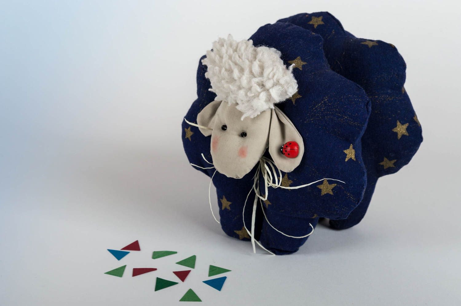 Мягкая игрушка подушка в виде овечки синяя со звездами смешная ручной работы фото 1