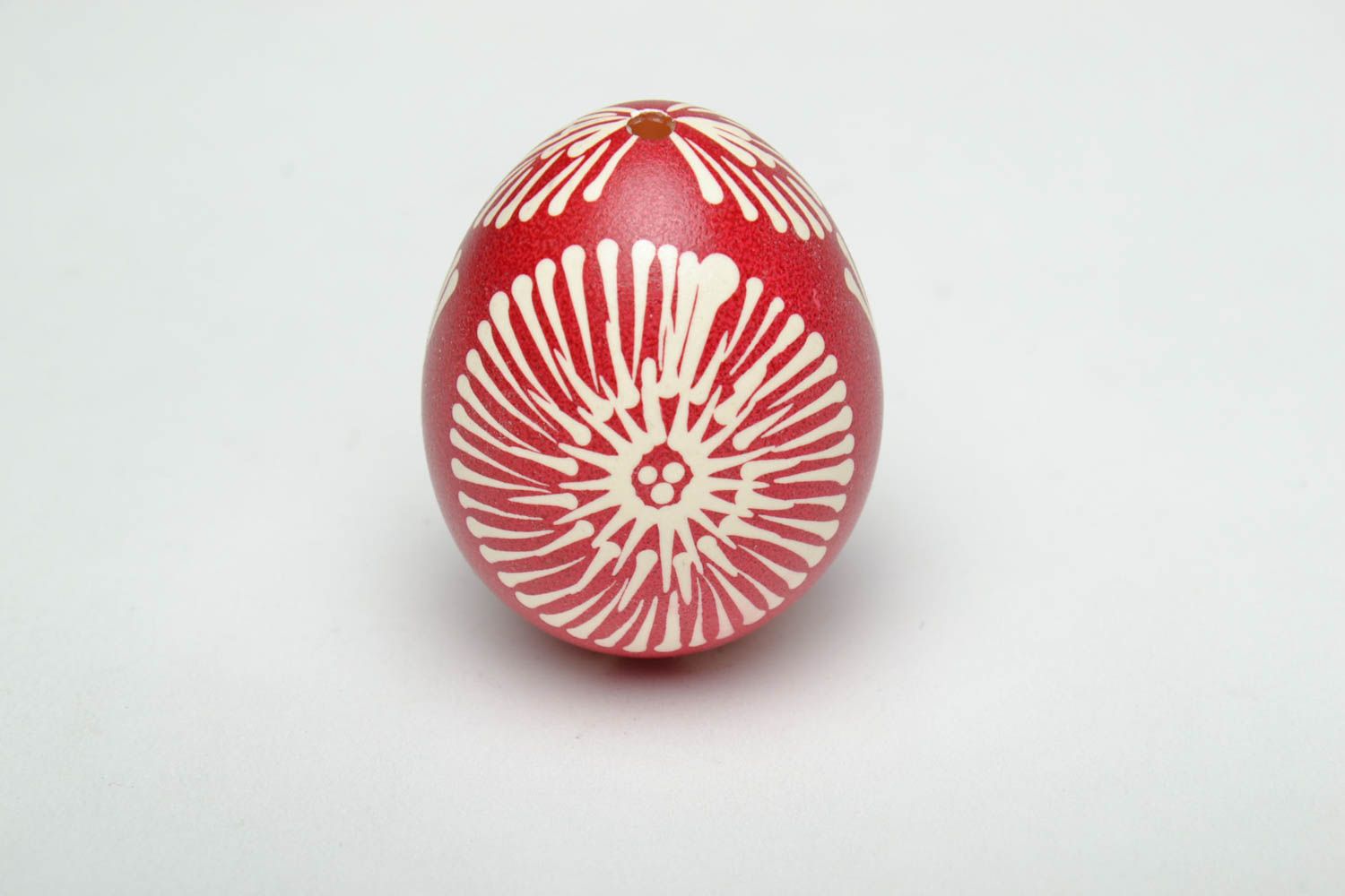 Oeuf de Pâques peint fait main avec motif petit rouge blanc traditionnel photo 2