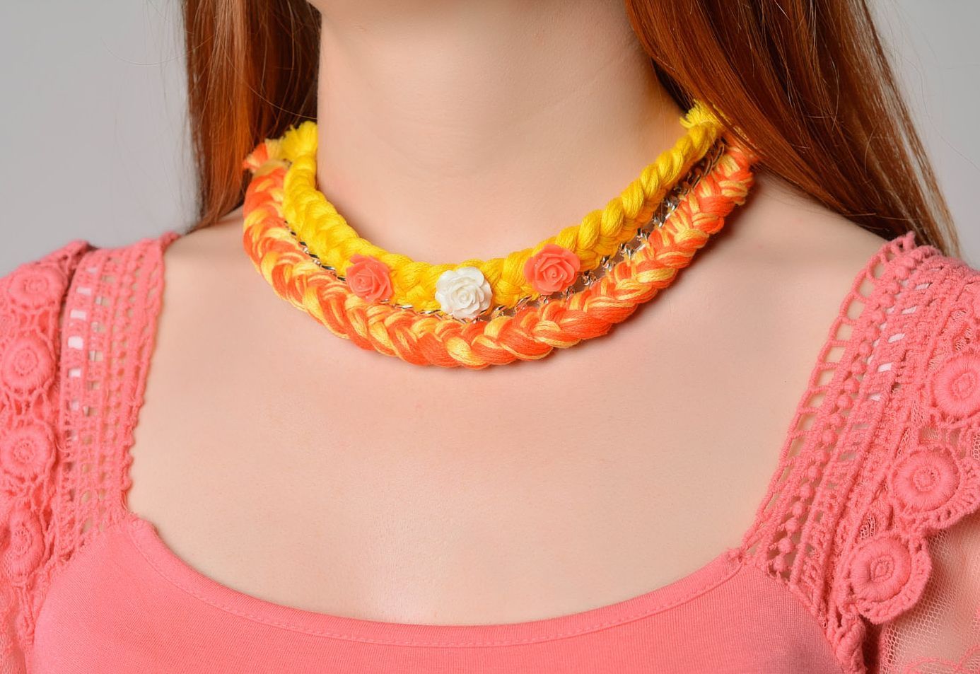 Collier textile fait main Bijou textile jaune orange Accessoire femme design photo 1