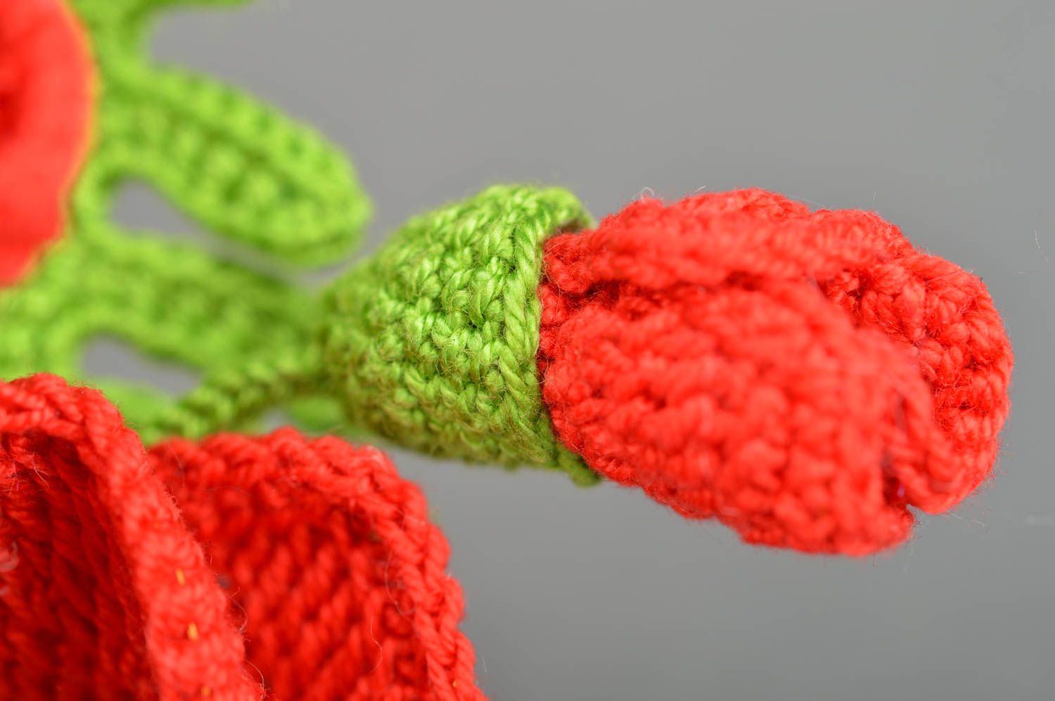 Broche barrette faite main tricotée en fils de coton en forme de pavot rouge photo 4
