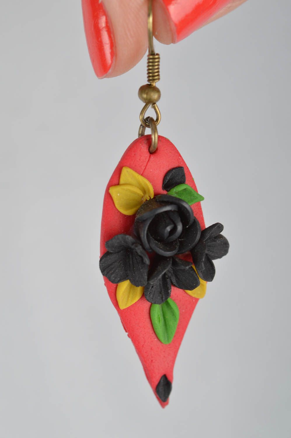 Boucles d'oreilles avec fleurs noir rouge faites main en pâte polymère longues photo 3