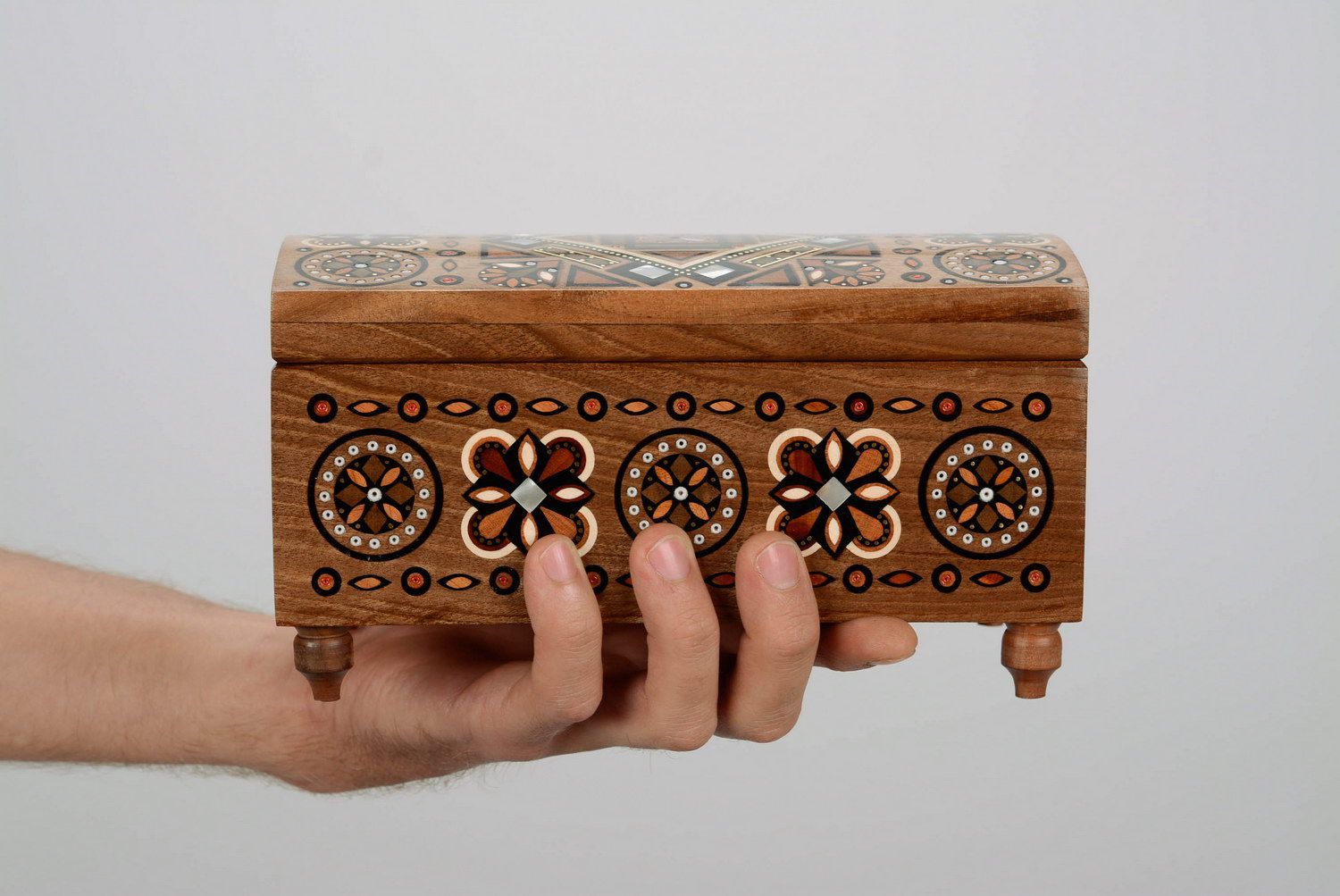 Caixinha de jóias de madeira com embutidos de madeira foto 5